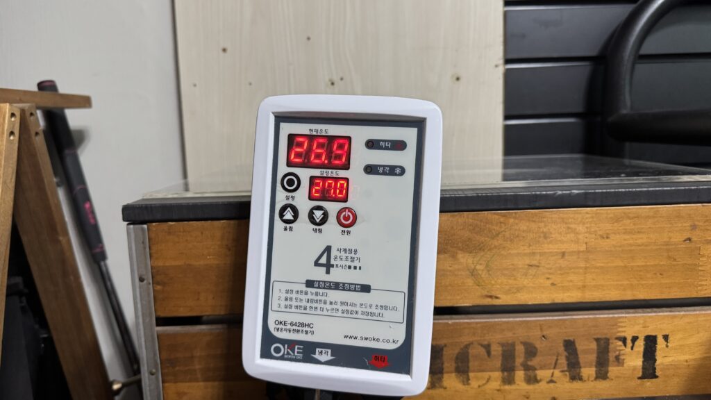 인큐베이터 온도조절기, 현재 26.9도 설정 27.0도 표시